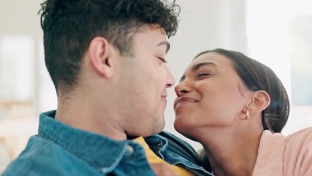 Domů Obejmout Pár Láskou Relaxovat Manželství Odhodláním Sblížení Romantické Romantika — Stock video