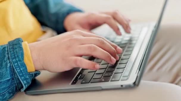 온라인 등록을위한 타이핑 노트북 장학금 프로그램 에세이 사이트에 컴퓨터 키보드에 — 비디오