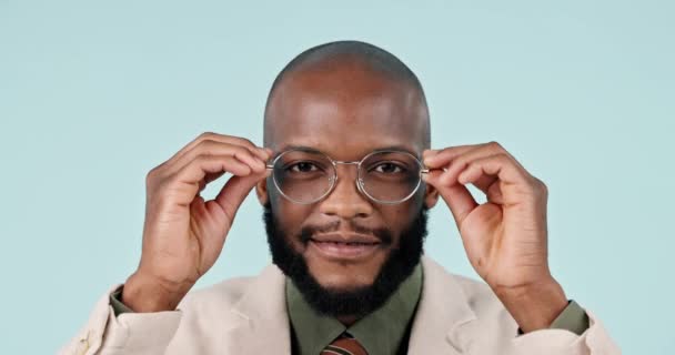 Visão Óculos Rosto Homem Negro Com Sorriso Optometrista Fundo Azul — Vídeo de Stock