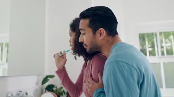バスルーム カップルハグ 歯ブラシ 歯磨き粉 家庭の朝のルーチンについて話します 口腔輝き 健康のために口をきれいにするハグ — ストック動画