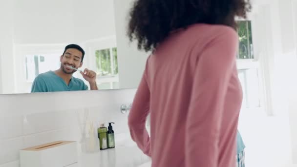卫生间的镜子 夫妇和男人用牙齿美白牙膏刷牙 口述产品和晨妆常规 居家谈话 保护口腔或结婚的人咨询牙龈卫生 — 图库视频影像