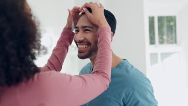 Badezimmer Glückliches Paar Und Pflege Gesichtsbehaarung Bart Und Frau Fix — Stockvideo