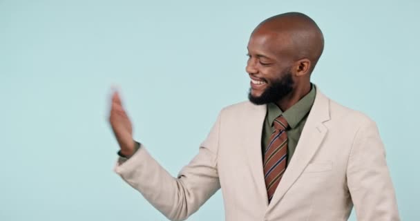 Şaret Bir Adamı Stüdyoda Reklam Duyuru Maket Alanı Için Mutlu — Stok video