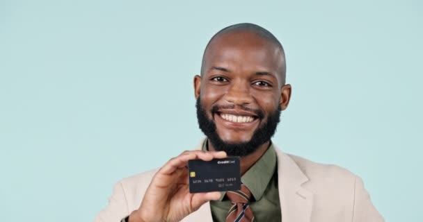 Tarjeta Crédito Sonrisa Hombre Negro Estudio Con Inversión Pago Compras — Vídeo de stock