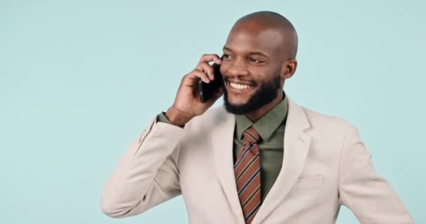 商务和黑人男人与交谈 微笑和沟通蓝色工作室背景 拥有智能手机 网络连接和通话的非洲人 模特和员工 — 图库视频影像
