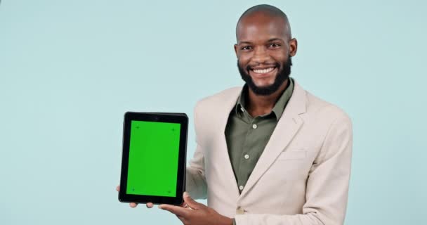 用于商业广告 演示和工作室设计空间的非洲人 平板电脑和绿色屏幕 蓝色背景下数字技术和跟踪标识专业人员的面孔 — 图库视频影像
