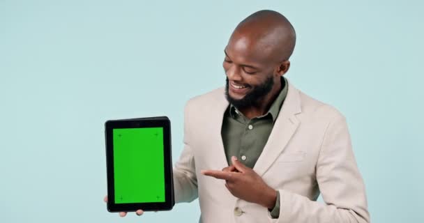 绿色屏幕和商人介绍 广告模型和工作室的网站设计空间 具有蓝色背景的职业 数字技术和跟踪标志的非洲人的面孔 — 图库视频影像