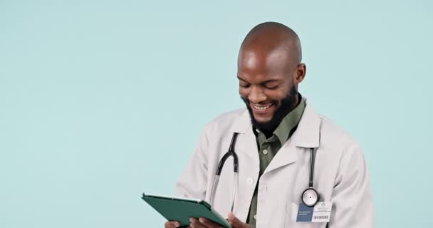 Hombre Negro Feliz Médico Tableta Investigación Telesalud Creación Redes Contra — Vídeos de Stock