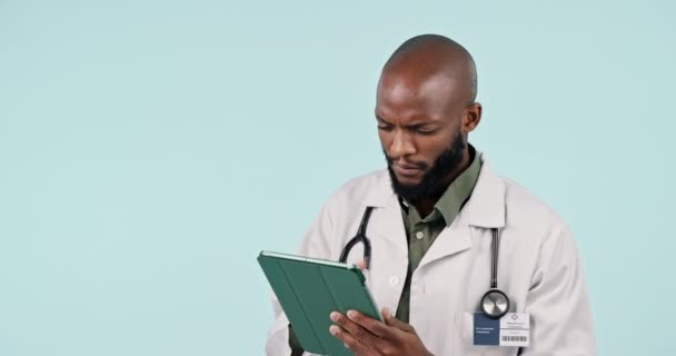 Tableta Pensamiento Hombre Médico Estudio Investigación Internet Para Tratamiento Médico — Vídeos de Stock