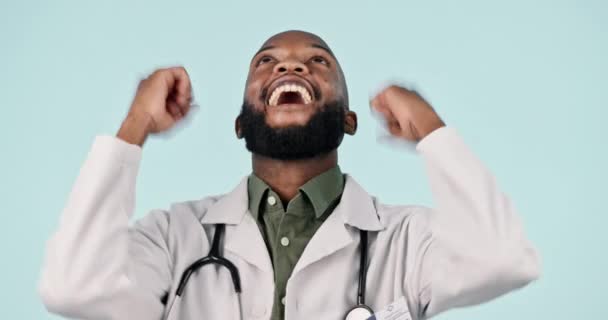 医学的成功または達成のための拳ポンプが付いているスタジオで祝賀 幸せな 男性の医師 白バックグラウンドで勝利を誇るアフリカの男性医療従事者の笑顔と興奮と肖像 — ストック動画
