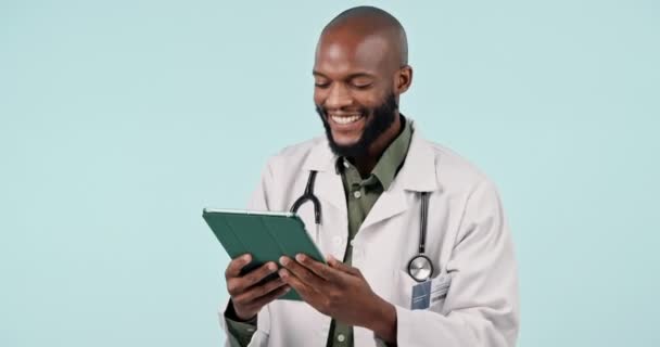 Tableta Sonrisa Hombre Médico Estudio Investigación Para Tratamiento Médico Internet — Vídeos de Stock