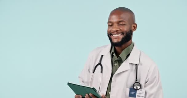 在一家为治疗而自豪研究的工作室里 男医生的平板 微笑和面容 非洲保健工作者的快乐 技术和形象 他们努力通过白人背景进行诊断 — 图库视频影像