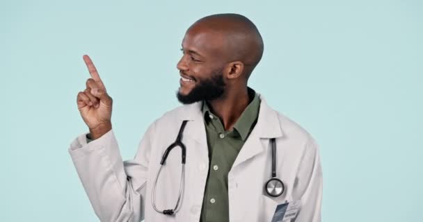 Hombre Negro Feliz Médico Apuntando Lista Pasos Publicidad Contra Fondo — Vídeos de Stock