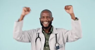 Kutlama, yumruk tokuşturma ve stüdyoda iyi haberler için başarı ya da başarı getiren bir doktor. Mutlu, heyecanlı ve genç Afrikalı erkek sağlık çalışanı iş terfisi beyaz arka planla izole edilmiş