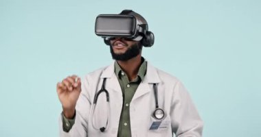 İnsan, doktor ve sanal gerçeklik ya da gelecekteki sağlık hizmetlerinde gözlük, metazik görüş ya da stüdyoda kullanıcı deneyimi. Sağlık çalışanı el, ekranda basın ve mavi arkaplanda VR tele sağlık yazılımı.