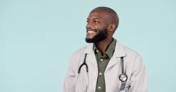 Homem Negro Feliz Médico Apontando Marketing Publicidade Contra Fundo Estúdio — Vídeo de Stock