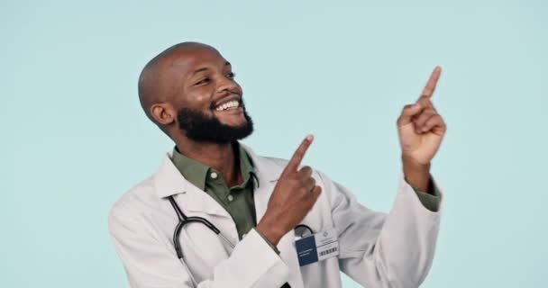 Homem Negro Feliz Médico Apontando Publicidade Marketing Contra Fundo Estúdio — Vídeo de Stock