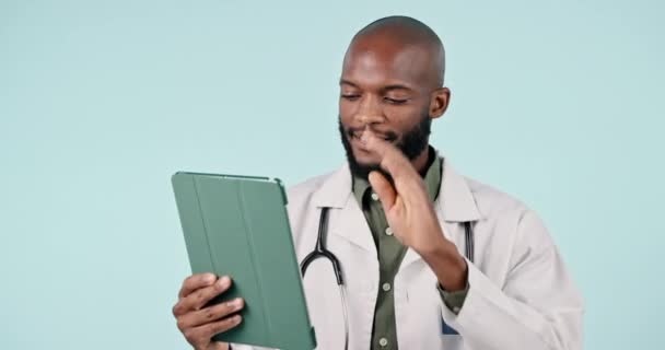 Hombre Negro Médico Tableta Videollamada Para Telehealth Consulta Línea Asesoramiento — Vídeos de Stock