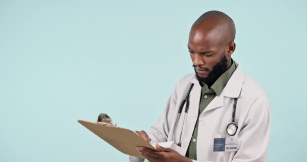 Zwarte Man Dokter Het Schrijven Klembord Voor Recept Checklist Resultaten — Stockvideo