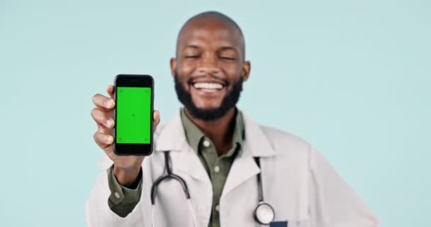 Hombre Negro Feliz Médico Teléfono Con Pantalla Verde Maqueta Publicidad — Vídeos de Stock