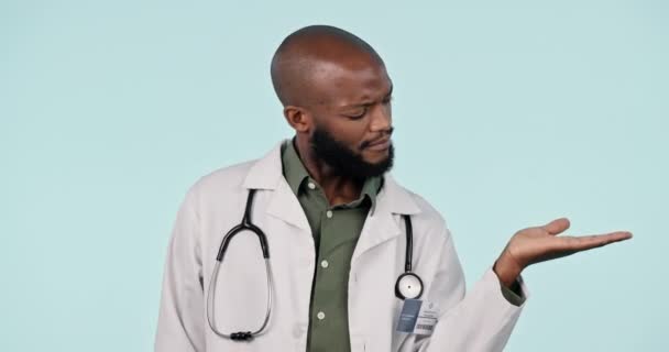 Yüz Doktor Siyah Adamın Mavi Bir Stüdyo Geçmişiyle Ilgili Seçenekleri — Stok video