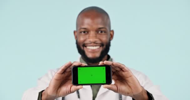 Tela Verde Telefone Médico Com Rosto Homem Negro Estúdio Para — Vídeo de Stock