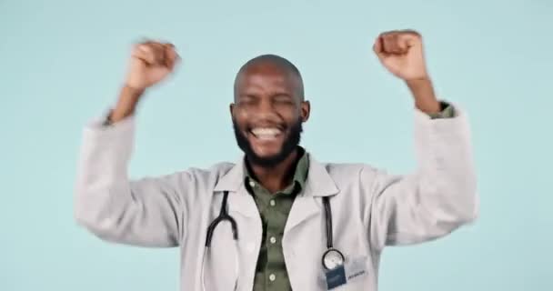 良いニュースのための成功または達成のスタジオで祝賀 フィストポンプと男性の医師 ハッピーで興奮し 若いアフリカの男性ヘルスケアワーカー ホワイトバックで孤立した求人プロモーション — ストック動画