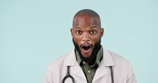 Médico Choque Cara Homem Estúdio Com Mente Soprada Expressão Facial — Vídeo de Stock