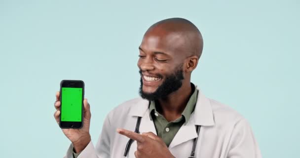 Hombre Negro Médico Apuntando Pantalla Verde Del Teléfono Maqueta Publicidad — Vídeos de Stock