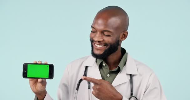 Hombre Negro Médico Teléfono Con Pantalla Verde Publicidad Maqueta Contra — Vídeos de Stock