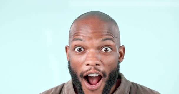 Überraschung Wow Oder Gesicht Eines Schwarzen Mannes Studio Mit Klatsch — Stockvideo