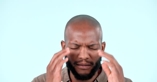 头痛和沮丧与痛苦工作室的压力 眩晕和倦怠蓝色背景 有焦虑 偏头痛 脑雾或忧郁症头晕的非洲疾病模型 — 图库视频影像