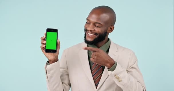 手机绿色屏幕 点或专业的黑人手势在网上模仿 企业宣传或工作室新闻 蓝色背景的智能手机跟踪标识 广告空间或肖像商人 — 图库视频影像