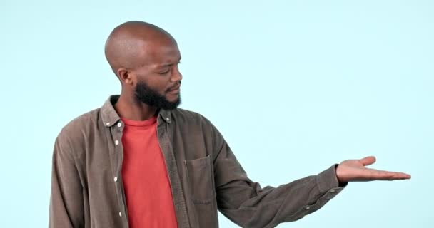 Mano Basura Cara Del Hombre Negro Estudio Para Opinión Regeneración — Vídeos de Stock