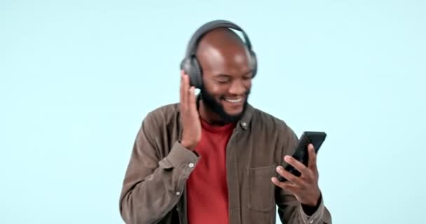 Słuchawki Smartfon Lub Szczęśliwy Czarny Człowiek Słuchający Muzyki Dla Wolności — Wideo stockowe
