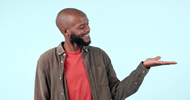 Señalando Cara Feliz Hombre Negro Por Oferta Oferta Descuento Venta — Vídeos de Stock