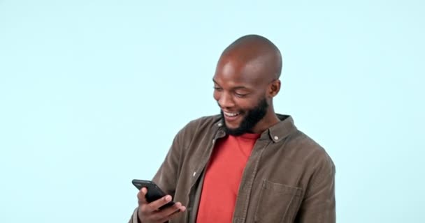 新闻和黑人男子手机在演播室的社交媒体 注册或宣传蓝色背景 智能手机 告密者和非洲男子获奖者对短信 警告或在线奖品感到兴奋 — 图库视频影像