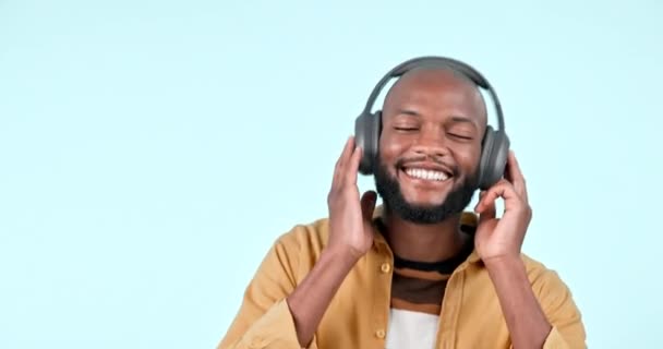 Šťastný Černoch Sluchátka Tanec Hudbu Nebo Podcast Pozadí Studia Africký — Stock video