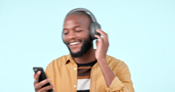 Muzyka Szczęśliwy Czarny Człowiek Telefonem Aplikacji Strumieniowe Lub Śpiew Audio — Wideo stockowe