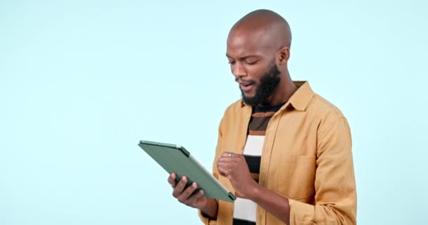ハッピーブラックマン タブレット ソーシャルメディアでの研究やスタジオの背景とのネットワーキング オンライン検索 ウェブサイト またはモックアップスペースでアプリを閲覧するための技術で笑顔のアフリカの男性 — ストック動画