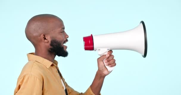 Berbicara Pembicara Dan Pria Dengan Megafon Studio Untuk Pengumuman Atau — Stok Video