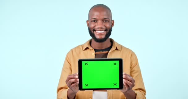 平板电脑模拟 绿色屏幕和一个男人在工作室与网站 互联网和社交网络 Ui和一个拥有蓝色背景的技术跟踪标记 广告或应用程序的黑人 — 图库视频影像