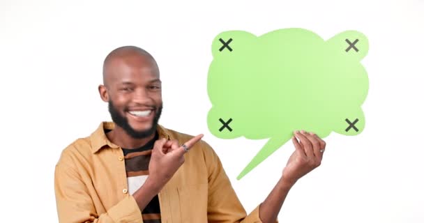 ハッピーブラックマン スピーチバブル スタジオの背景に対する広告のモックアップを指す ソーシャルメディアのフィードバック コメントや質問で形を示すアフリカの男性の笑顔の肖像画 — ストック動画