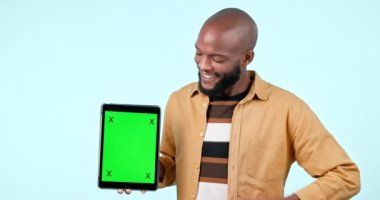 Adamım, tablet stüdyoda web sitesi, internet ve sosyal ağlı yeşil ekran olsun. Mavi arka planda teknoloji izleme işaretleri, reklamları veya uygulamaları olan mutlu siyah kişi.