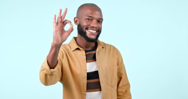 Retrato Hombre Con Mano Acuerdo Emoji Feliz Retroalimentación Sobre Fondo — Vídeo de stock