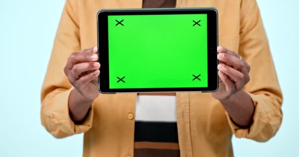 平板电脑模拟 绿色屏幕显示 并与网站 互联网和社交网络手牵手工作室 具有技术跟踪标记 广告或蓝色背景应用程序的人的Ux Ui和特写 — 图库视频影像