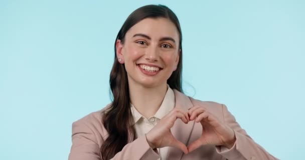 Miłość Portret Kobieta Studio Sercem Ręce Przeglądu Biznesu Życzliwość Lub — Wideo stockowe