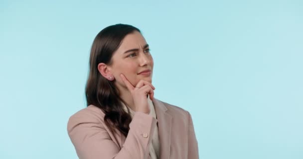 Denken Gesicht Und Geschäftsfrau Studio Verwirrt Durch Wahl Strategie Oder — Stockvideo