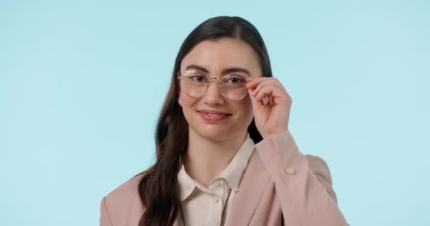 Guiño Coqueteo Cara Mujer Con Gafas Estudio Con Confianza Buen — Vídeos de Stock