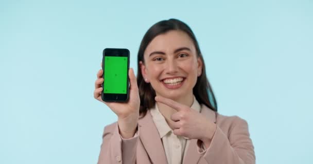 Telepon Layar Hijau Dan Tersenyum Dengan Seorang Wanita Bisnis Menunjuk — Stok Video